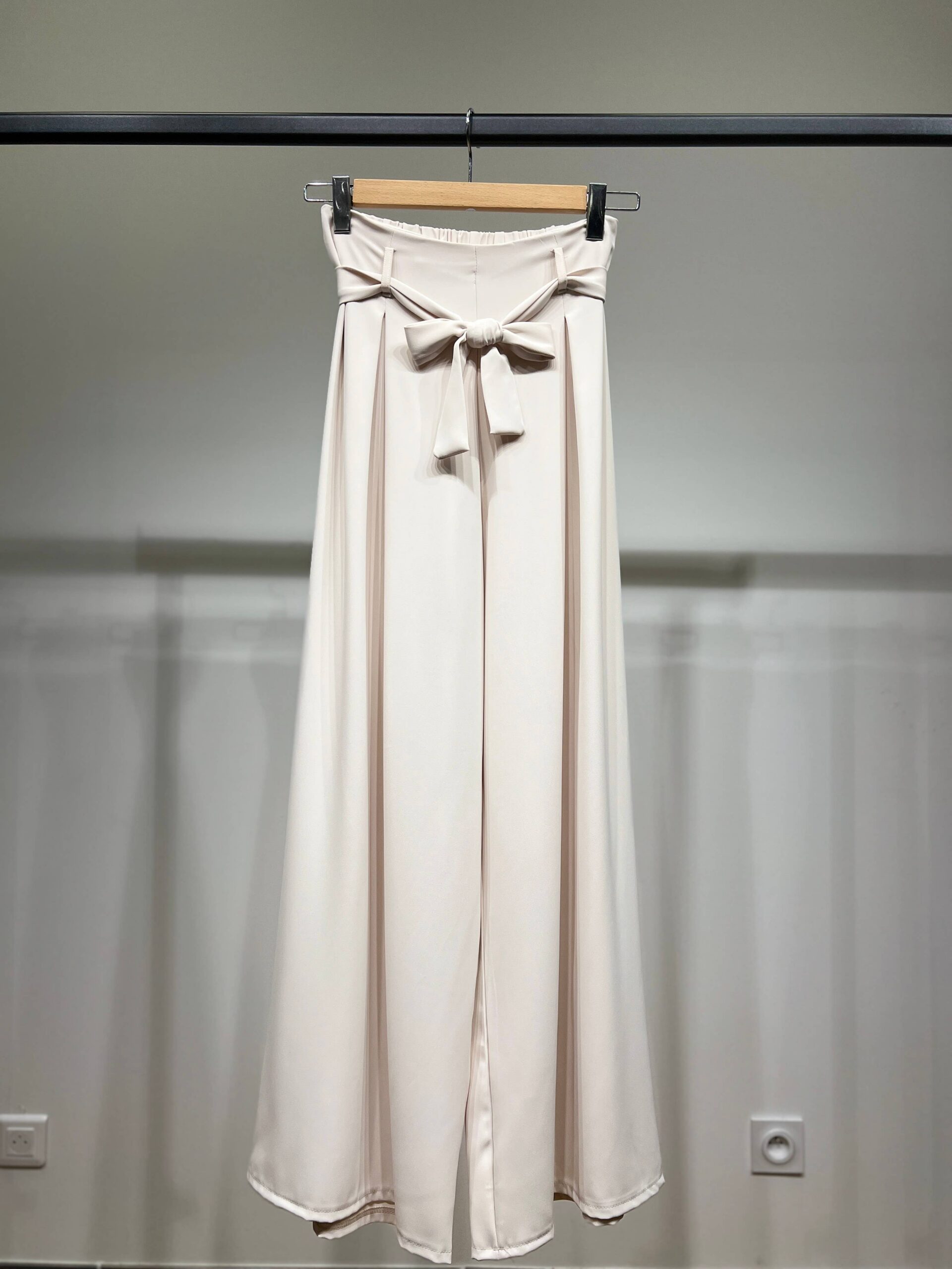 Wide Fluid Pleated Pants with Tie Belt - Image 4